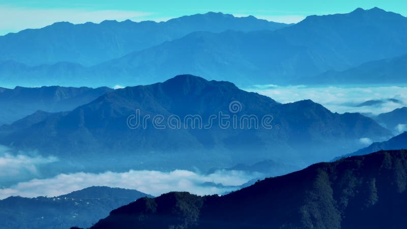 Vista aérea da nuvem e da montanha filme