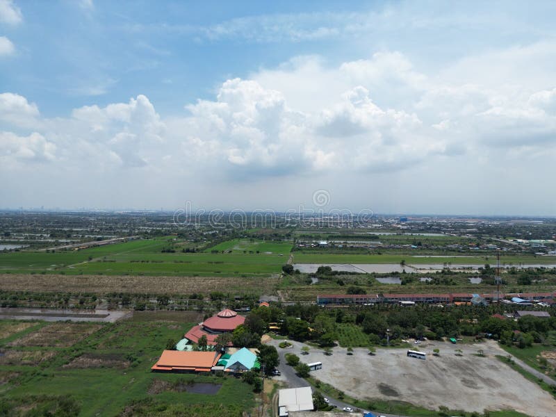 Vista aérea da paisagem rural com campos e edifícios. foto de stock