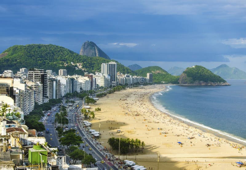 A vista aérea da praia famosa de Copacabana e Ipanema encalham em Rio de janeiro, Brasil imagem de stock royalty free A vista aérea da praia famosa de Copacabana e Ipanema encalham em Rio de janeiro, Brasil imagem de stock royalty free