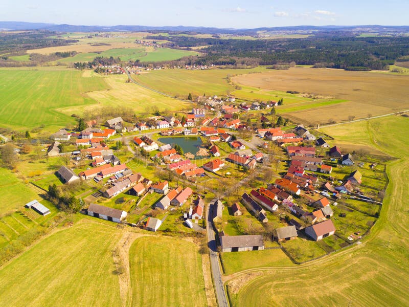 Vista aérea de uma bela aldeia foto de stock royalty free