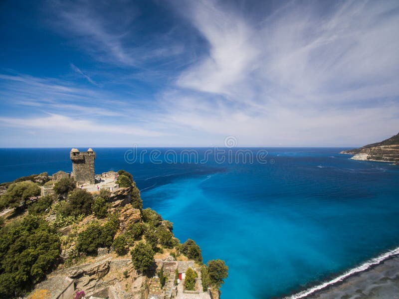 Vista aérea da bela aldeia de Nonza imagens de stock royalty free