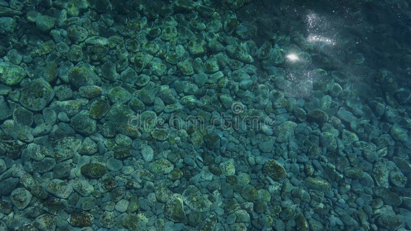 Vista aérea de agua azul. mar transparente con fondo de piedra