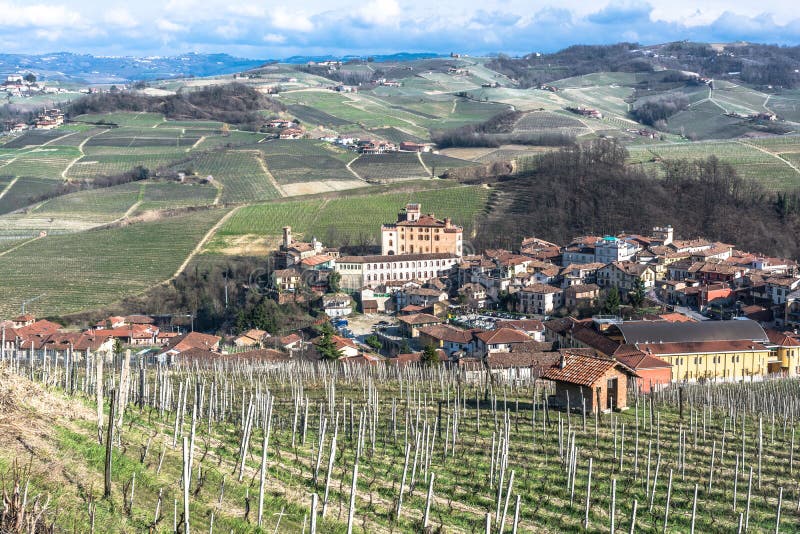 Vista aérea de Barolo e de seus vinhedos, Langhe, Itália fotos de stock Vista aérea de Barolo e de seus vinhedos, Langhe, Itália fotos de stock
