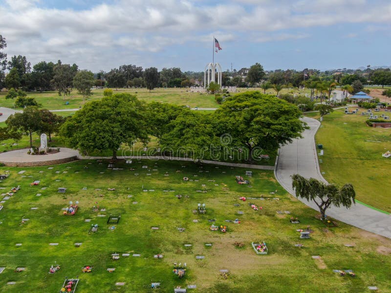 Vista aérea de Bosque verde Memorial Park con la estatua conmemorativa y la bandera americana fotos de archivo Vista aérea de Bosque verde Memorial Park con la estatua conmemorativa y la bandera americana fotos de archivo