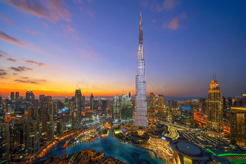 Vista aérea de Burj Khalifa en el horizonte y fuente del centro de Dubái, Emiratos Árabes Unidos o Emiratos Árabes Unidos Distrit