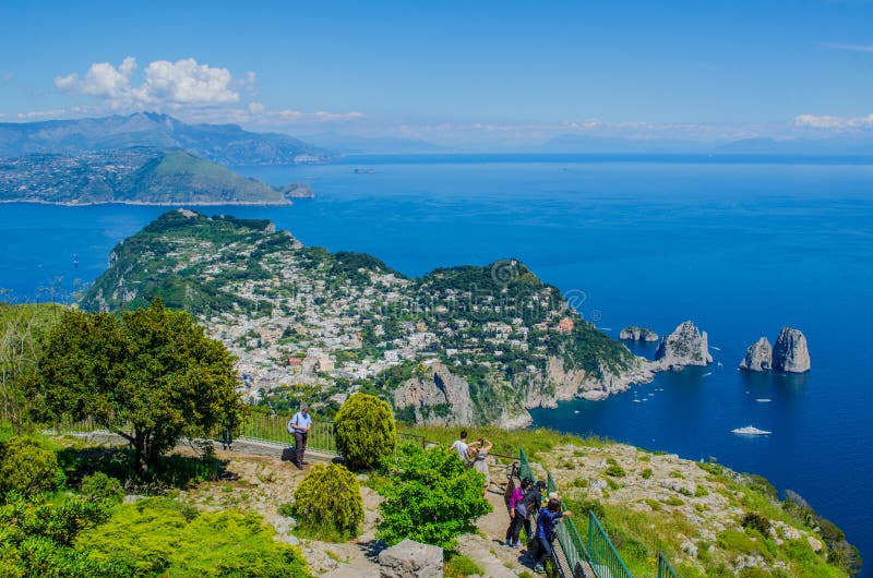 Vista aérea de capri, uma ilha de férias italiana, que combina a beleza natural que se propaga em duas colinas e duas pequenas cid fotos de stock royalty free
