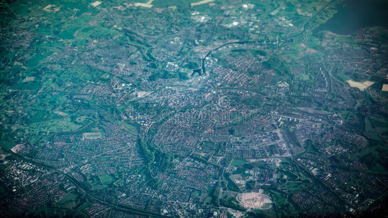 Vista aérea de casas e de estradas famosas da cidade de Amsterdão da janela do avião imagens de stock royalty free Vista aérea de casas e de estradas famosas da cidade de Amsterdão da janela do avião imagens de stock royalty free