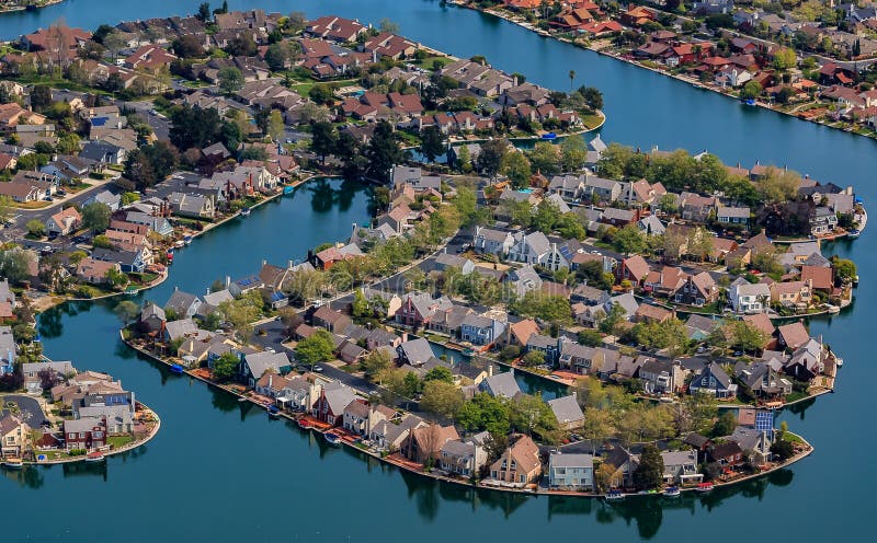 Vista aérea de casas en la sección adoptiva de la ciudad en los canales centrales del lago del San Francisco Bay en San Mateo Cou