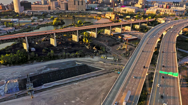 Vista aérea de Cleveland Ohio al atardecer almacen de video