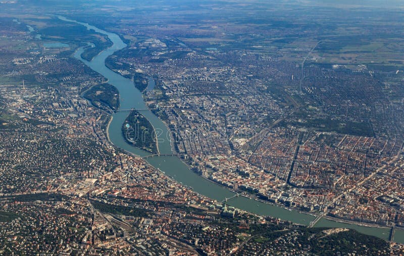 Vista aérea de Danúbio que cruza Budapest