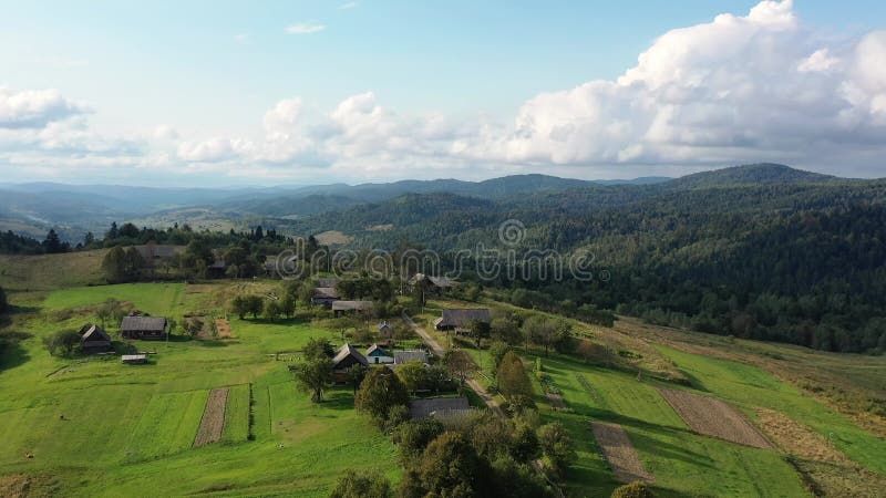 Vista aérea de drones de la antigua aldea entre bosques y montañas. paisaje pintoresco en un día soleado