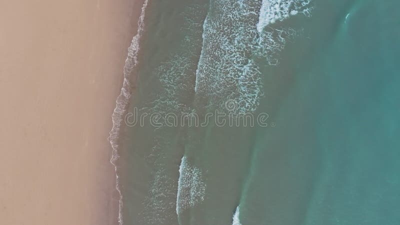Vista aérea con dron de la costa de la playa del mar Mediterráneo metrajes