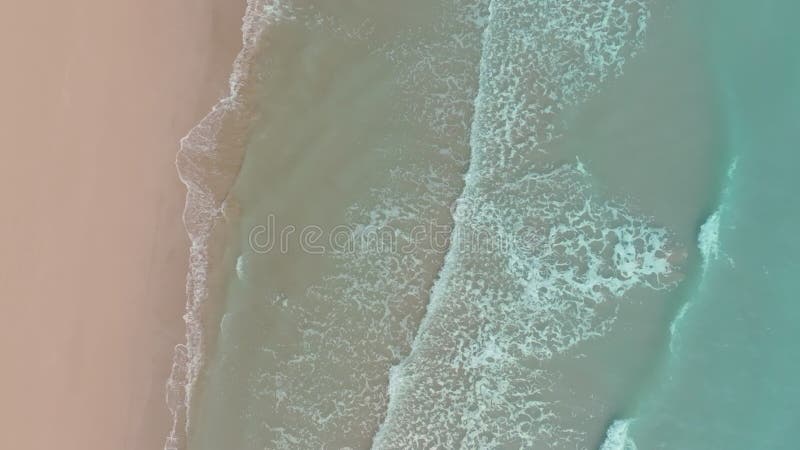 Vista aérea de drones de la playa de mar Mediterráneo almacen de video