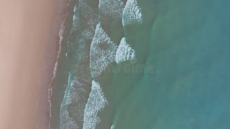 Vista aérea de drones de la playa de mar Mediterráneo almacen de metraje de vídeo