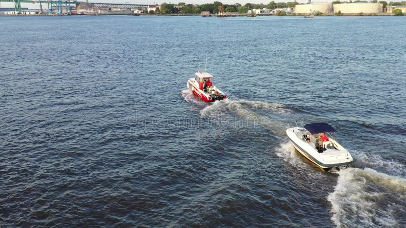 Vista aérea de drones rebocando um barco com deficiência