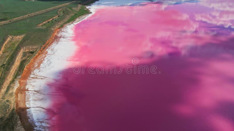 Vista aérea de drones sobre uma paisagem colorida e impressionante com lago rosa