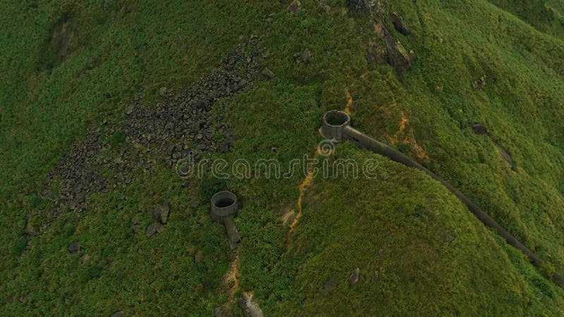 : vista aérea de estructuras militares históricas enclavadas en colinas verdes metrajes
