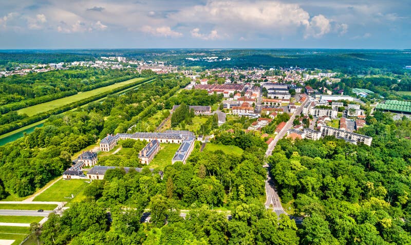 Vista aérea de Fontainebleau e de Avon Departamento do Seine-et-Marne de França fotografia de stock royalty free Vista aérea de Fontainebleau e de Avon Departamento do Seine-et-Marne de França fotografia de stock royalty free