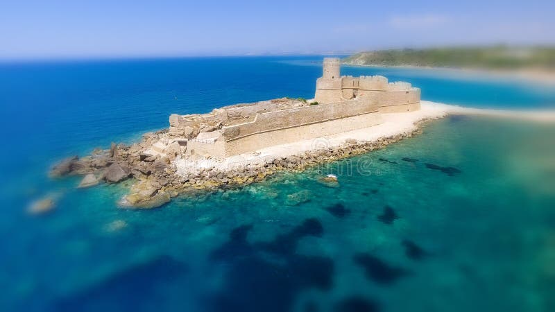 Vista aérea de Fortezza Aragonese, Calabria, Itália foto de stock Vista aérea de Fortezza Aragonese, Calabria, Itália foto de stock