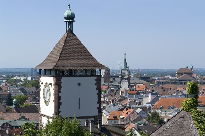 Vista aérea de Freiburg-im-Breisgau en ambiente soleado