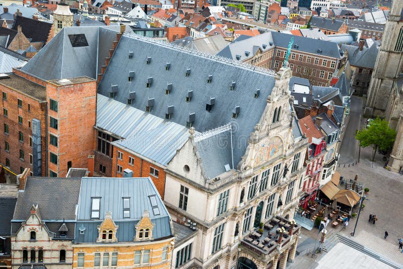 Vista aérea de Gante del campanario - edificios medievales hermosos bélgica imagen de archivo libre de regalías Vista aérea de Gante del campanario - edificios medievales hermosos bélgica imagen de archivo libre de regalías