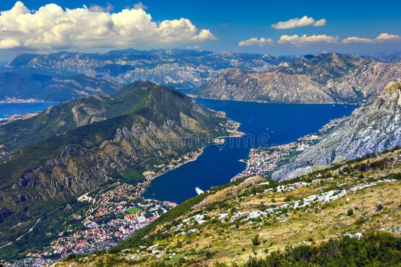 Vista aérea de Kotor, baía de Boka Kotorska, Montenegro imagem de stock Vista aérea de Kotor, baía de Boka Kotorska, Montenegro imagem de stock
