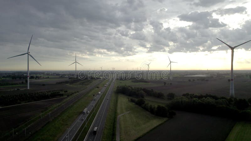 Vista aérea de la autopista e19 con turbinas eólicas en brecht