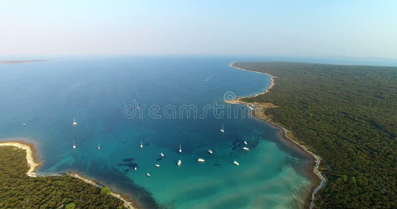 Vista aérea de la bahía hermosa de Slatinica, Croacia