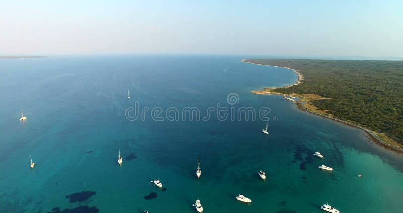 Vista aérea de la bahía hermosa de Slatinica, Croacia