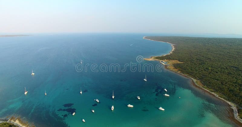 Vista aérea de la bahía hermosa de Slatinica, Croacia