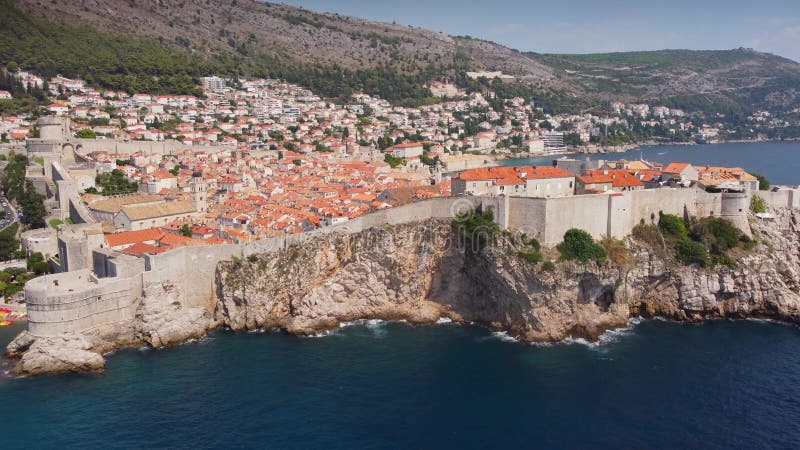 Vista aérea de la ciudad costera de Dubrovnik almacen de metraje de vídeo