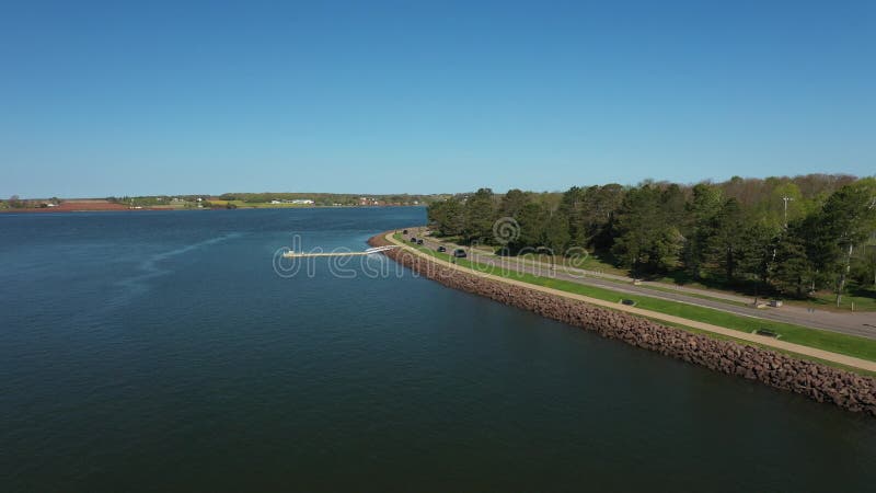 Vista aérea de la ciudad costera y el puerto en la isla del Príncipe Eduardo de Canadá almacen de metraje de vídeo