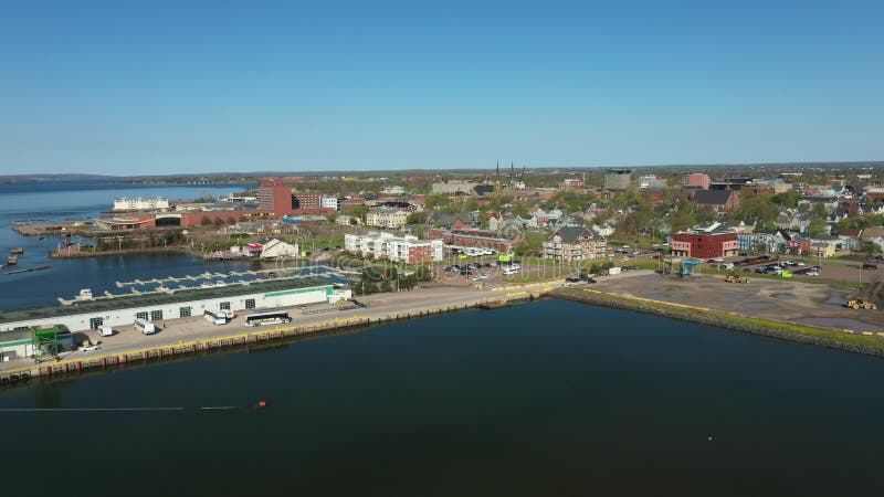Vista aérea de la ciudad costera y el puerto en la isla del Príncipe Eduardo de Canadá almacen de video