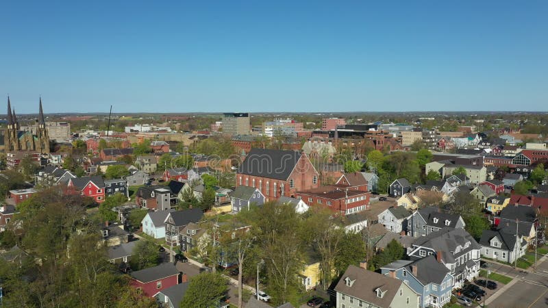 Vista aérea de la ciudad costera y el puerto en la isla del Príncipe Eduardo de Canadá almacen de video
