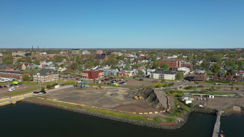 Vista aérea de la ciudad costera y el puerto en la isla del Príncipe Eduardo de Canadá almacen de metraje de vídeo