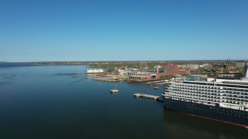 Vista aérea de la ciudad costera y el puerto en la isla del Príncipe Eduardo de Canadá almacen de metraje de vídeo