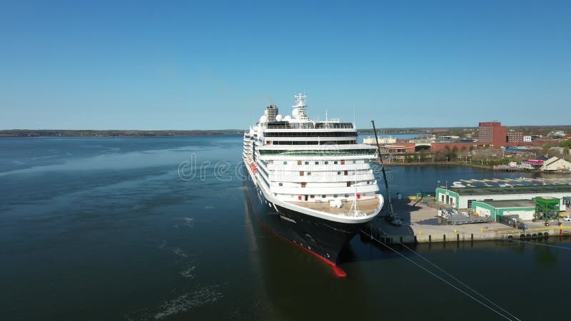 Vista aérea de la ciudad costera y el puerto en la isla del Príncipe Eduardo de Canadá almacen de video