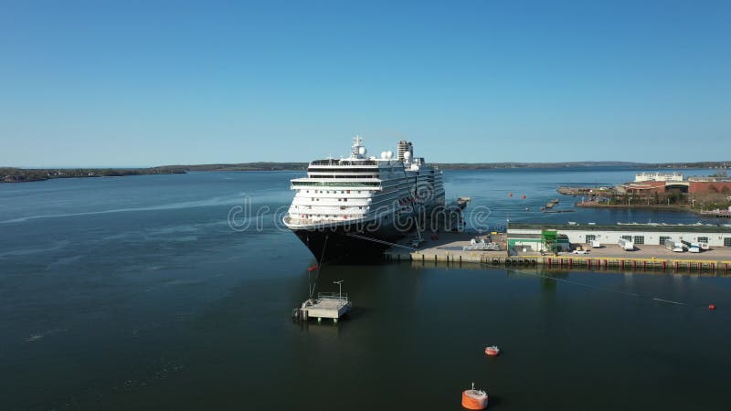 Vista aérea de la ciudad costera y el puerto en la isla del Príncipe Eduardo de Canadá almacen de video