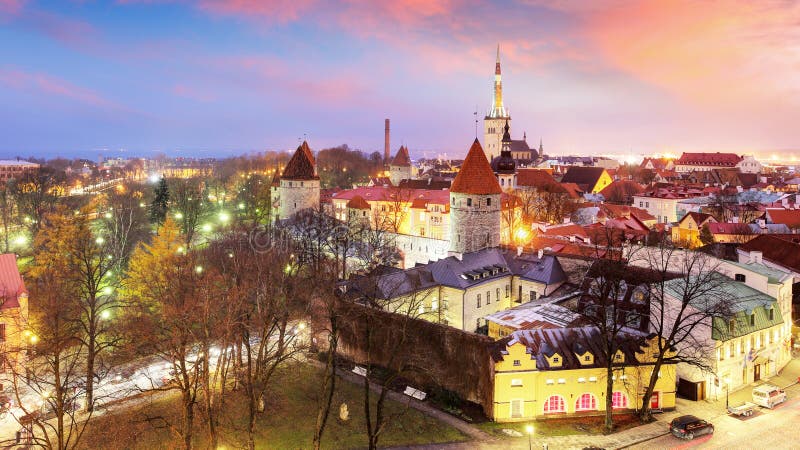 Vista aérea de la ciudad vieja medieval de Tallinn con la iglesia del ` s del St Olaf imagenes de archivo Vista aérea de la ciudad vieja medieval de Tallinn con la iglesia del ` s del St Olaf imagenes de archivo