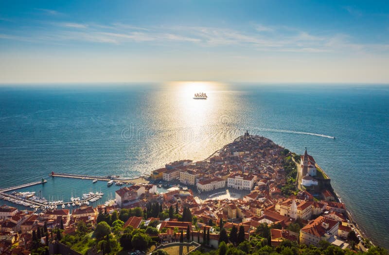 Vista aérea de la ciudad vieja Piran y del velero hermoso con cinco palos en el tiempo de la puesta del sol Eslovenia, Europa fotos de archivo Vista aérea de la ciudad vieja Piran y del velero hermoso con cinco palos en el tiempo de la puesta del sol Eslovenia, Europa fotos de archivo