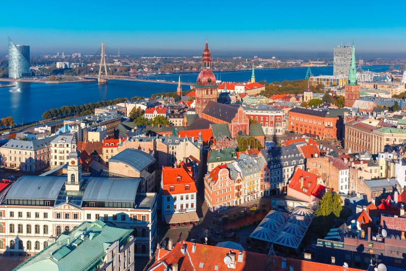 Vista aérea de la ciudad y del Daugava viejos, Riga, Letonia foto de archivo Vista aérea de la ciudad y del Daugava viejos, Riga, Letonia foto de archivo