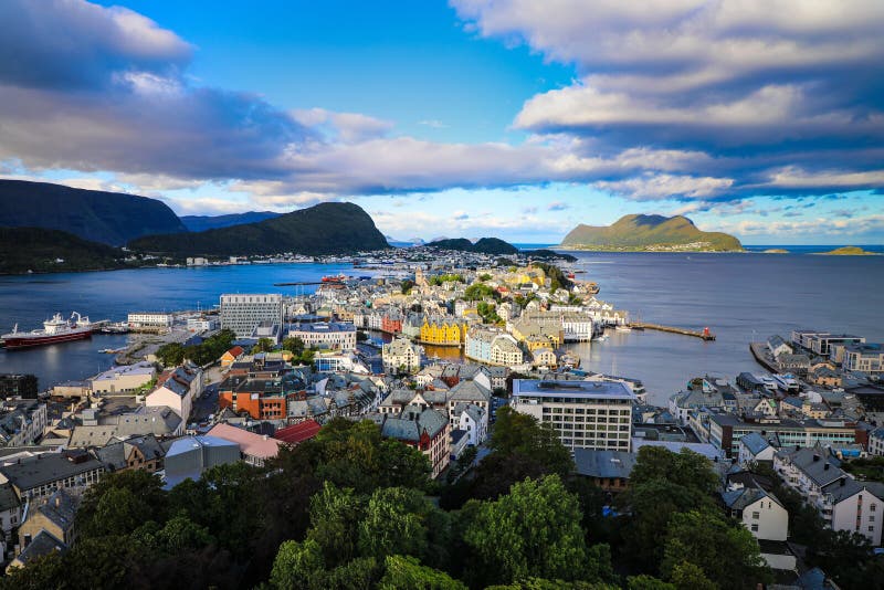 Vista aérea de la colorida ciudad de Alesund Noruega imagen de archivo libre de regalías Vista aérea de la colorida ciudad de Alesund Noruega imagen de archivo libre de regalías