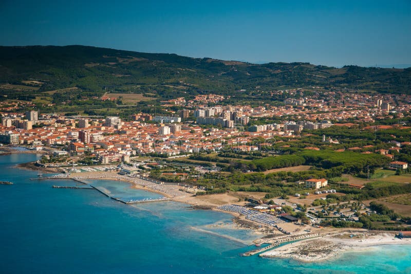 Vista aérea de la costa de Etruscan, Italia, Toscana, Rosignano Solvay fotos de archivo libres de regalías Vista aérea de la costa de Etruscan, Italia, Toscana, Rosignano Solvay fotos de archivo libres de regalías