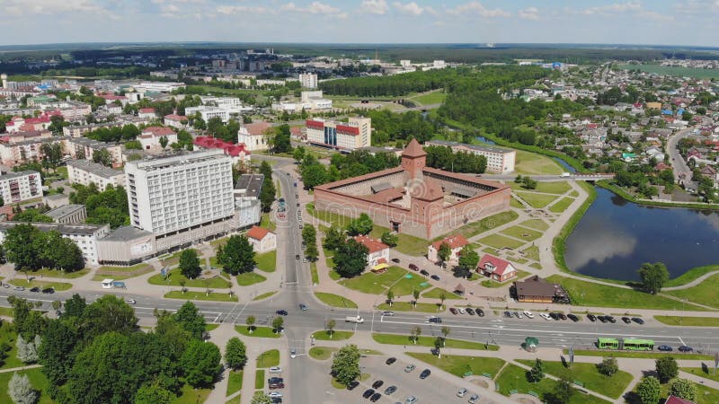 Vista aérea de la histórica ciudad de Lida con un castillo Bielorrusia