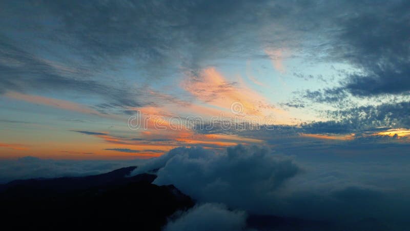 Vista aérea de la montaña de Alishan en Taiwán al atardecer metrajes