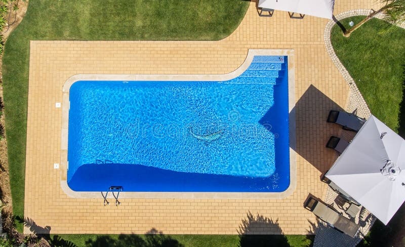 Vista aérea de la piscina fuera del hotel fotos de archivo libres de regalías Vista aérea de la piscina fuera del hotel fotos de archivo libres de regalías