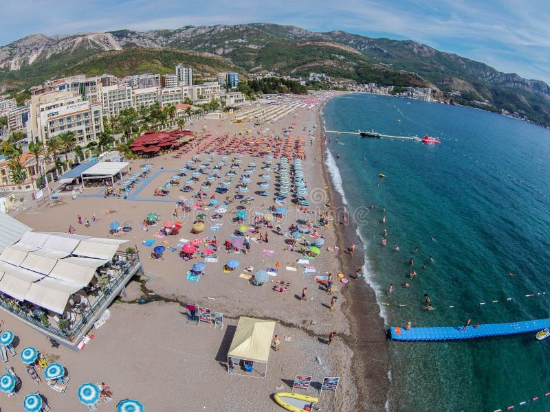 Vista aérea de la playa de Becici en la ciudad de Budva, Montenegro imágenes de archivo libres de regalías Vista aérea de la playa de Becici en la ciudad de Budva, Montenegro imágenes de archivo libres de regalías