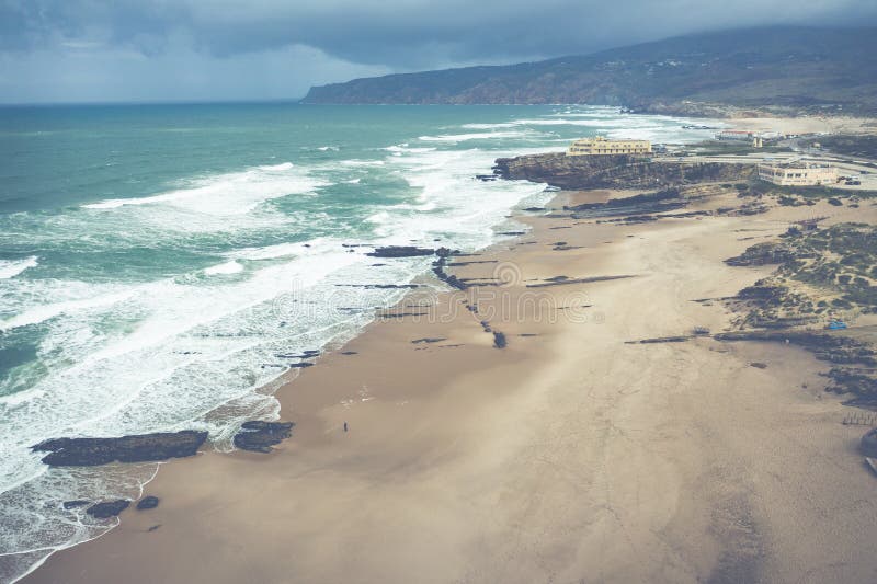Vista aérea de la playa famosa de Guincho en Cascais cerca de Lisboa, Portugal Foto hecha desde arriba por el abejón fotos de archivo Vista aérea de la playa famosa de Guincho en Cascais cerca de Lisboa, Portugal Foto hecha desde arriba por el abejón fotos de archivo