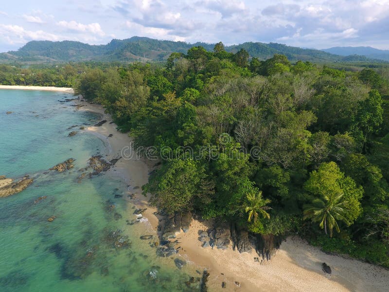 Vista aérea de la playa y de rocas tropicales imagenes de archivo Vista aérea de la playa y de rocas tropicales imagenes de archivo