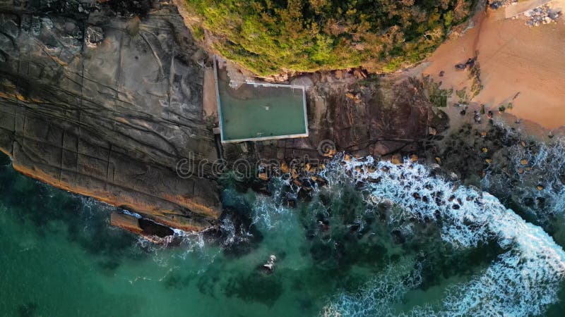 Vista aérea de la playa y de la piscina pública de rocas oceánicas metrajes